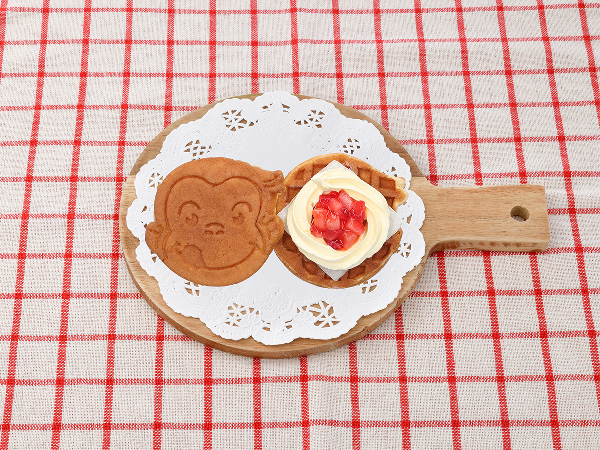 にっこりジョージのお顔のワッフル　いちご＆カスタード